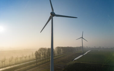 Windmolens op een dijk in Nederland.
