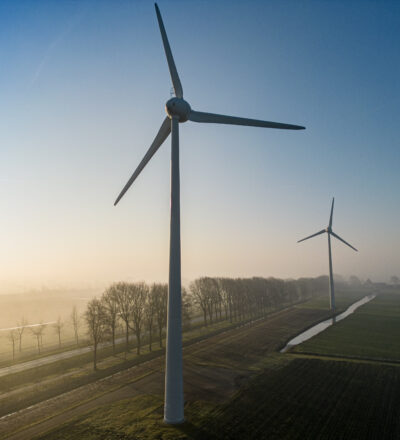 Windmolens op een dijk in Nederland.